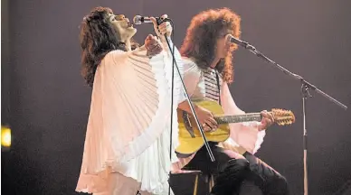  ??  ?? Glam. Malek, como Freddie, y Gwilym Lee (Brian May). El filme repasa, también, los hits de Queen.