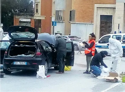  ??  ?? Eine rassistisc­he Tat in der italienisc­hen Stadt Macerata heizt den Wahlkampf in Italien an. Ein 28-Jähriger verletzte sechs afrikanisc­he Migranten durch Schüsse aus seinem Auto.
