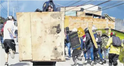  ?? Raúl Arboleda / AFP ?? Altercados en una protesta contra el Gobierno, en el municipio colombiano de Facatativá, el 31 de mayo.