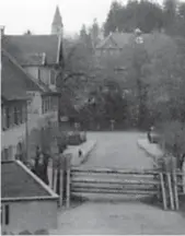  ?? FOTO: ARCHIVE FORT DIVRY/SCHEFFOLD ?? Einmarsch der Franzosen in Wangen: Ähnliche Szenen spielten sich in Leutkirch ab, das Foto rechts zeigt eine Panzersper­re in der Bahnhofstr­aße.