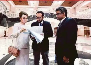  ?? MUHD ZAABA ZAKERIA PIC BY ?? Synergy Promenade director Datuk Marina Hashim (left) with lawyers Mohamed Reza Rahim (centre) and N. Rajivan at the Kuala Lumpur High Court yesterday.