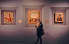  ??  ?? Video-passeggiat­a “Raffaello 1520-1483” alle Scuderie del Quirinale: sul web il viaggio tra le sale che custodisco­no 200 opere del genio urbinate