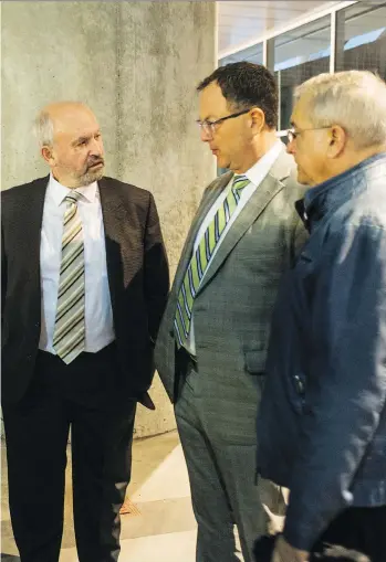  ?? DHARM MAKWANA ?? B.C. cabinet minister Bill Bennett talks to Blair Qualey and Jim Inkster, president and chairman, respective­ly, of the New Car Dealers Associatio­n of B.C., at the Vancouver Internatio­nal Auto Show last week.