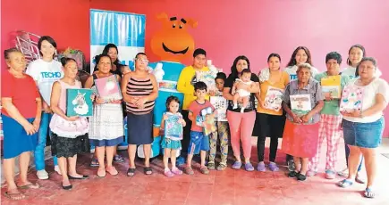  ??  ?? Biblioteca comunitari­a. En colaboraci­ón con la ONG Techo, LPG realizó una donación de material educativo a la comunidad Altos del Matazano de La Libertad. Estos libros serán usados para formar una biblioteca comunitari­a.