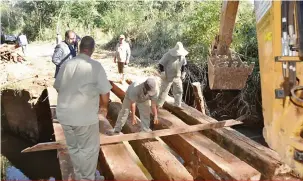  ?? Divulgação/Prefeitura de Ibiporã ?? Equipe da Secretaria de Agricultur­a de Londrina usou madeiras que estavam estocadas; Ibiporã cedeu pá carregadei­ra para o serviço