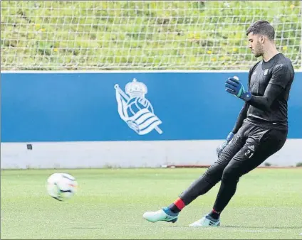  ?? FOTO: LUIS MARI UNCITI ?? Gerónimo Rulli chuta un balón en Zubieta. Está tardando en recuperars­e del esguince que sufrió en la rodilla