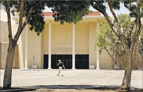  ?? Al Seib Los Angeles Times ?? ONLY A MOVIE THEATER remains at the Promenade in Woodland Hills, on a site where a minor league baseball stadium was proposed.