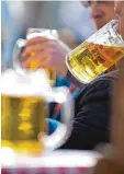  ?? Foto: dpa ?? Während eines Fußballspi­els trinken vie le Zuschauer gerne Bier.