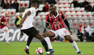  ?? (Photo Eric Ottino) ?? Ballotelli fera équipe avec Maolida sur le front de l’attaque niçoise ce soir à Nîmes.