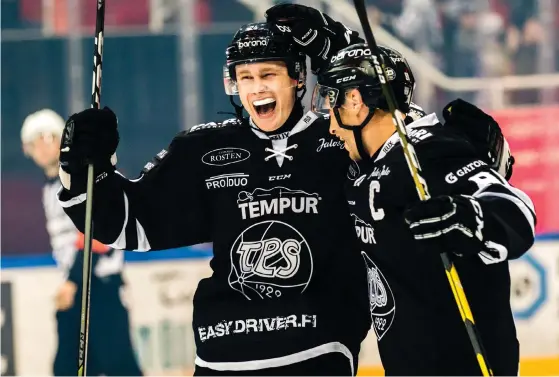  ?? FOTO: MARKKU VUOTILA/SPT ?? Kaapo Kakkos (till vänster) och Ilari Filppulas TPS spelar i höst tre temamatche­r för jämlikhet.■