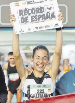  ?? Kai Forsterlin­g / Efe ?? Marta Galimany muestra en València la felicidad por su récord.