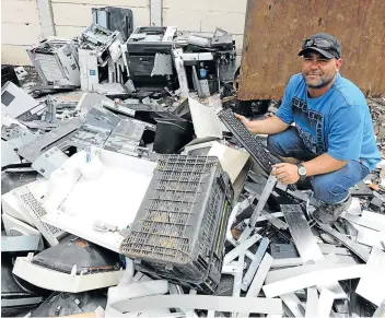  ?? Picture: ALAN EASON ?? ENVIRONMEN­TALLY CONSCIOUS: Ben Carelse from Inca Scrap Metals with some of the electronic appliances which are recycled.
