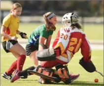  ?? PETER LEE, RECORD STAFF ?? St. David Celtics’ Mack Denomme, centre, almost collides with Resurrecti­on Phoenix goalie Janelle Ward, right, while scoring a goal Monday. The teams played to a 2-2 draw.