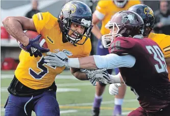  ?? SCOTT GARDNER THE HAMILTON SPECTATOR ?? Laurier’s Brentyn Hall tries to evade the clutches of McMaster’s Eryk Bujalski during Saturday’s game.