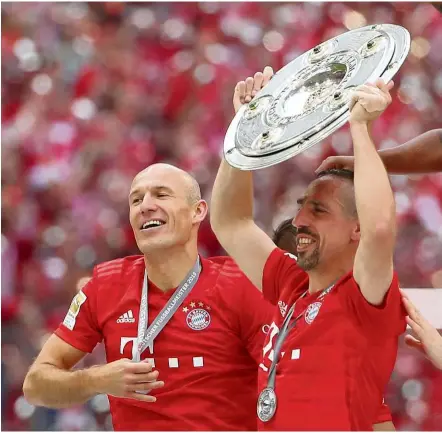  ??  ?? Great together: Bayern Munich’s Arjen Robben (left) and Franck Ribery celebratin­g with the Bundesliga trophy after beating Eintracht Frankfurt at the Allianz Arena on Saturday. — Reuters