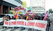  ??  ?? Manifestaz­ione In circa 500 hanno sfilato per il corteo dei sindacati di base: erano soprattutt­o lavoratori della logistica