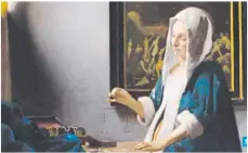  ??  ?? Detalles de La joven de la perla, El arte de la pintura y La tasadora de perlas, pinturas de Vermeer, que desde ayer presenta la galería de bolsillo del Museo Mauritshui­s. Fotos tomadas del sitio web del museo