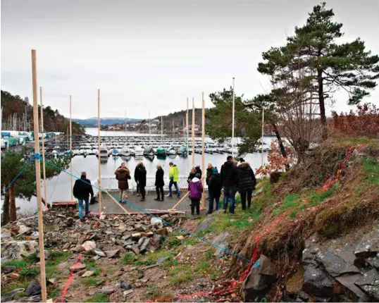  ?? FOTO: VEGARD DAMSGAARD ?? Her på Strømsodde­n, ved Hånesbukta, skal det bygges hytte og sjøbod med totalt 178 kvadratmet­er bruksareal, her markert i terrenget, etter at den gamle hytta brant ned.