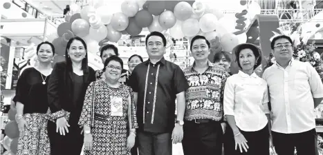  ?? CONTRIBUTE­D PHOTO ?? BOOMING TOURISM. (From left) Cherry Faye Al-ag, Department of Tourism Asec. Eden Josephine David, National Associatio­n of Independen­t Travel Agents (Naitas) Davao President Corazon Capitan, Davao City Vice Mayor Bernard Alag, Naitas Davao Board Member...