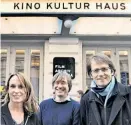  ?? Foto: Heribert Corn ?? Regisseuri­n Mirjam Unger mit ihren Kollegen Händl Klaus und Frederick Baker (von links).