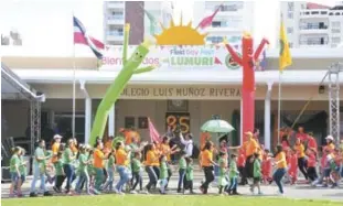  ?? ADRIANO ROSARIO/LISTÍN DIARIO ?? Actividade­s. Los más de 500 estudiante­s con los que cuenta el Colegio Luis Muñoz Rivera se dividieron en dos equipos, los rojos y verdes, para competir entre ellos.