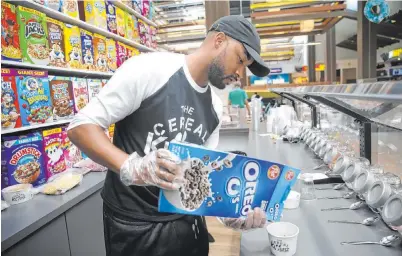  ?? Erik Verduzco Las Vegas Review-journal@erik_verduzco ?? Christophe­r Burns, owner of The Cereal Killerz Kitchen, fills an order at his restaurant at the Galleria at Sunset mall in Henderson.