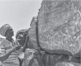  ??  ?? «A l’époque, Djibouti était occupé par la forêt, on est dans la préhistoir­e, on vit la préhistoir­e» explique en français Omar Mohamed Kamil, un jeune guide touristiqu­e originaire de cette région.
