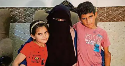  ?? AFP PIC ?? Yamin (right) and his sister, Geina, with their uncle’s wife at the home of their adoptive parents in central Gaza recently.