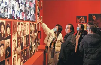  ?? JIANG DONG / CHINA DAILY ?? Teachers from the National Academy of Chinese Theater Arts look at the old photos on display at the Beijing exhibition.