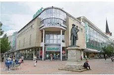  ?? FOTO: B&K ?? Auch die Karstadt-Kaufhof-Filiale am Stummplatz in Neunkirche­n muss schließen. Allein hier verlieren 60 Menschen ihren Job.