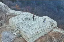  ?? ?? Left: A panoramic view by drone captures two visitors at the border of Beijing, Tianjin and Hebei province.