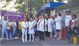  ??  ?? Recorrido. El grupo que defiende al ginecólogo marchó desde el hospital viroleño hasta la unidad médica donde permanece el galeno bajo custodia.