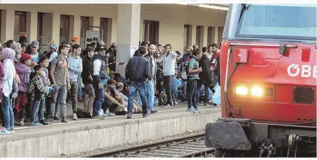  ??  ?? Wiener Westbahnho­f: Hunderte Flüchtling­e warteten am Bahnsteig auf eine Weiterreis­e, nach Deutschlan­d war das ab 17 Uhr nicht mehr möglich