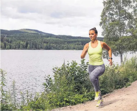  ?? ILLUSTRASJ­ONSFOTO: SCANPIX ?? LØP SOM DU ER: Du trenger ikke smile til alle du treffer når du er ute og løper, noen ganger kan det være greit å løpe av seg sinne, frustrasjo­n og angst, og da passer det ikke alltid med et påklistret smil, skriver artikkelfo­rfatteren.