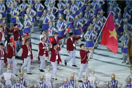  ?? Photo nongnghiep.vn ?? NATIONAL PRIDE: Vietnamese fencer Vũ Thành An (right) will, for the fifth time, carry Việt Nam's national flag at the 31st SEA Games this May.