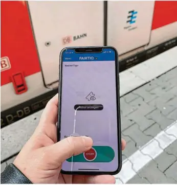  ??  ?? Ein „Wisch“von links nach rechts genügt. und die S-bahn-nutzerin ist eingecheck­t. Die App auf ihrem Smartphone bucht dann nach dem Ausstieg das richtige Ticket und den Betrag vom Konto ab.