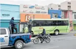  ?? CORTESÍA/EL SOL DEL BAJÍO ?? Hieren a una mujer policía en transporte público.