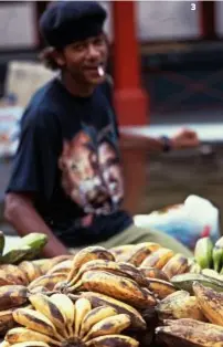  ??  ?? 1 | Praslin, una cascata nella Vallée de Mai, al centro dell’isola, patrimonio Unesco. 2| Villa tra le rocce di granito di La Digue. 3 | Mahé: un venditore di frutta al mercato di Victoria.
DOVE