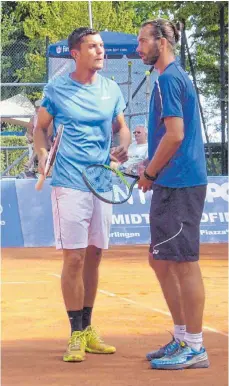  ?? FOTO: JOCHEN DEDELEIT ?? Peter Torebko (in dunkelblau) und der Konstanzer Rene Schulte scheiterte­n in Überlingen als Titelverte­idiger im Doppel früh.