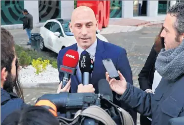  ??  ?? CONVENCIDO. Luis Rubiales, presidente de la Federación, quiere que sólo haya fútbol sábados y domingos.