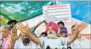  ??  ?? Adviser of the ex-servicemen’s front, Major General (retd) Satbir Singh, speaks at a protest in New Delhi. ARVIND YADAV/ HT