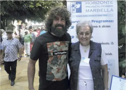  ?? Foto: Lena Kuder ?? Jaime Álvarez García-Silván und die Präsidenti­n von Proyecto Horizonte Marbella, Isabel María García Bardón, sind stets beim Horizonte-Flohmarkt im Parque de la Alameda mit dabei.