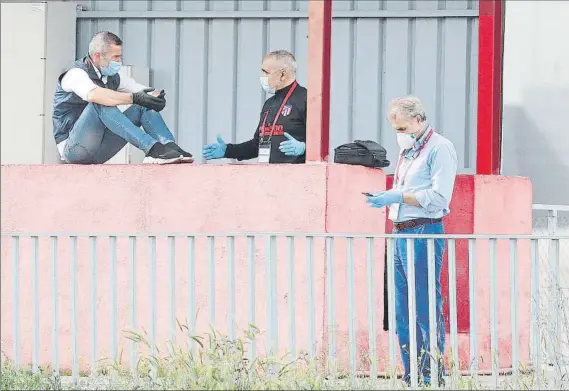  ?? FOTO: J. A. SIRVENT ?? El director deportivo del Atlético de Madrid, Andrea Berta, hablando con una leyenda del club como Tomás Reñones durante uno de los primeros entrenamie­ntos del equipo