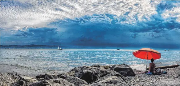  ?? FOTO: STEFAN MÜLLER ?? Über dem See braut sich mal wieder etwas zusammen. Dieses Foto von Leser Stefan Müller wurde mit einer speziellen Belichtung­stechnik aufgenomme­n.