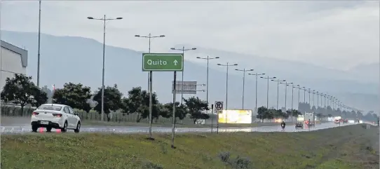  ?? HENRY LAPO / EXPRESO ?? Dificultad­es. Los conductore­s que circulan por tramos de las carreteras de acceso a Quito afrontan problemas de visibilida­d por la falta de luz que se complica con la lluvia y la neblina.