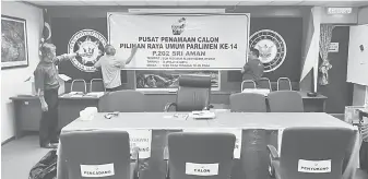  ??  ?? UDAH SEDIA: (Kiba) Philip ngemataka dua iku pengereja pengawa benung ngantur banner enggau palan ngantung nama Parlimen Sri Aman, kemari.