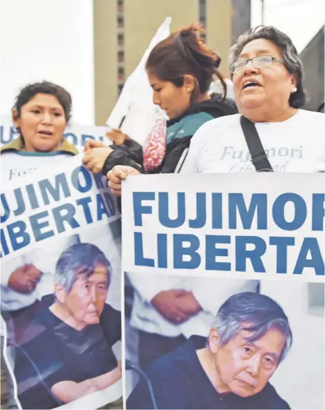  ?? FOTO: AFP ?? ►► Un grupo de partidaria­s de Fujimori se manifiesta a favor de su indulto, en Lima, en julio de 2016.