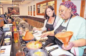  ?? STEVE MACNAULL PHOTO ?? Kerry MacNaull makes chicken tangine with chef Yahya at La Maison Arabe’s cooking school.