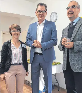  ?? FOTO: ALBRECHT HUNG ?? (von links): Ursula Schneider, ABW-Koordinato­rin (Regens Wagner), Gerd Müller, Bundestags­abgeordnet­er und Bundesmini­ster, und Direktor Rainer Remmele (Regens Wagner).