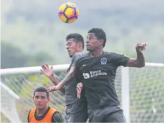  ?? FOTOS: EFRAíN SALGADO ?? Carlo Costly peleando una pelota aérea con Bayron Méndez en el entrenamie­nto en Amarateca.